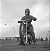 Edna blev den første kvindelige norske mester i speedway på rundbane i 1951. Hun tog et års mekanikeruddannelse for at lære at skrue på sin egen cykel.