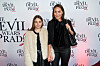 Amalie Szigethy med datter Josephine på rød løber foran 'The Devil Wears Prada 2' væg