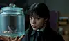 Wednesday (Jenna Ortega) holder glasbeholder med insekt i mørkt rum