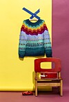 Strik selv denne fine sweater med regnbue og bobler