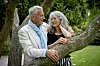 Gina Bakke og Erik Vilen står ved et træ og ser på hinanden i Frederiksberg Have.