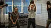 Personer løfter kettlebells under fælles træning i et fitnesscenter