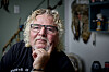 Flemming fra ‘Hotel Romantik’ 2026 sidder hjemme og ser eftertænksomt mod kameraet.