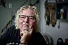 Flemming fra ‘Hotel Romantik’ 2026 sidder hjemme og ser eftertænksomt mod kameraet.