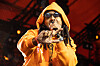 Benny Jamz i orange hættetrøje rapper på Orange Scene under Roskilde Festival.