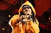 Benny Jamz i orange hættetrøje rapper på Orange Scene under Roskilde Festival.