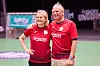 Stifteren af LykkeLiga, Rikke Nielsen,
49, sammen med landstræner Nikolaj
Jacobsen, 54. I dagens anledning havde de begge taget diadem på.