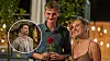 To unge personer smiler med en rød rose og champagneglas ved et udendørs aftenarrangement.