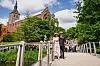 Fra rådhuset spadserede kongeparret
til Eventyrhaven, der ligger skønt langs
Odense Å bag domkirken.