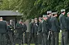 Gruppe uniformerede personer med sabler samles udendørs ved en Strax-begivenhed.