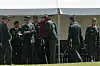 Militærpersonel i uniform står og taler sammen foran et hvidt telt.