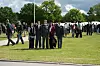 Janus Nielsen og andre står på græsset under en udendørs militær ceremoni.