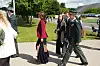 Personer går udendørs sammen med uniformeret personale ved Strax-arrangement.