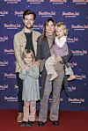 Neel rønholt og Jens Sætter-Lassen står på rød løber foran væg med logoet Familien Jul og Nissehotellet