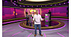 Phillip står foran to Jasmin og Oliver ved pulte i et lilla oplyst tv-quizstudie