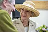 Prinsesse Benedikte var iført en fin sommerhat og modtog en flot buket blomster.