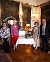 Dronningen
og Tafdrup
flankeret af
Niels Aage
Kjær og
hans hustru, Ellen
Margrethe.
Kjær, der er
Danmarks
8. rigeste.
Han er bestyrelsesformand i den
verdensomspændende
Galten-virksomhed
AVK, som
generøst
sponsorer
litteraturprisen.