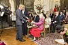 Dronningen var
klædt i en rød
nederdel og en
af sine farverige
ternede jakker.