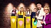 Tv-quizdeltagere står ved gule podier med lysende pæresymboler foran murstensbaggrund.