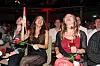 Festklædt publikum jubler og holder roser under Bachelorette 2026-finalen