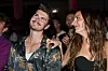 To personer smiler til hinanden blandt publikum ved Bachelorette 2026-finalen