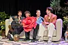 Fire mænd fra Bachelorette 2026 sidder i sofa med mikrofoner og stor rød papirrose