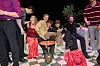 Gruppe af deltagere fra Bachelorette 2026-finalen sidder tæt i en sofa på scenen