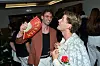To festklædte gæster taler og griner ved Bachelorette 2026-finalefest