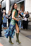 Dua Lipa går smilende forbi fans uden for Selfridges i London.