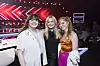 Tina Mellemgaard, Mille Bergholtz og Maria Ranum står smilende foran X Factor-scenen.