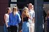 Prins Vincent og prinsesse Josephine er faldet i snak med andre familier, der spændt venter på studenterne.
