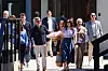 Kong Frederik, dronning Mary og prinsesse Josephine ankommer til gymnasiet med en stor flot buket blomster.