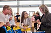 Det er en tradition, at dronningen hjælper
med at pakke
de godt 2.400
rygsække, der
årligt uddeles i
Danmark
