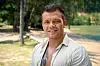 Frederik fra “Temptation Island” på en solrig strand med hav i baggrunden