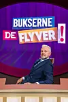 Tv-vært ved bord foran stor lilla studie­skærm med teksten Bukserne de flyver