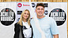 To personer står foran en Reality Awards-væg med logoer og smiler til kameraet.