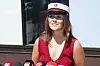 Prinsesse Isabella med rød studenterhue foran mikrofoner ved Øregård Gymnasium