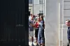 Gruppe mennesker fotograferer gennem en åben port ved en lys mur