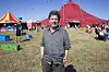 Søren Hauch-Fausbøll foran et stort rødt cirkustelt ved Cirkus Summarum 2026