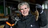 Silje Stakston med sin hund og en nyfangen rotte i hånden.