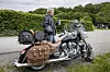 Verner Buhl aka Buller står ved en stor cruiser-motorcykel parkeret ved en grøn landevej.