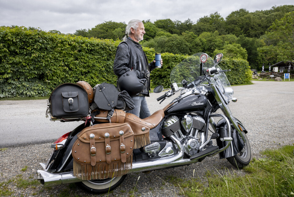Billede 3 - Verner Buhl aka Buller står ved en stor cruiser-motorcykel parkeret ved en grøn landevej.