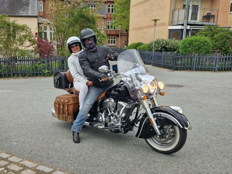 Billede 6 - To personer på en stor cruiser-motorcykel i en gård mellem boligblokke