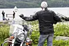 Verner Buhl aka Buller ses bagfra ved en motorcykel ved en søbred under tv-optagelser.