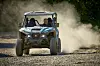 Terrængående buggy med Lasse Korsgaard på støvet grusvej omgivet af grønt.