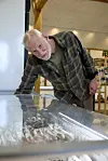 Lasse Korsgaard ser ned i en frysedisk med kødvarer i en gårdbutik.