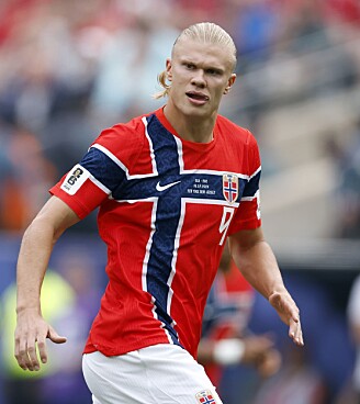 Erling Haaland i Norges røde landsholdstrøje løber på banen under VM-kamp mod Brasilien.