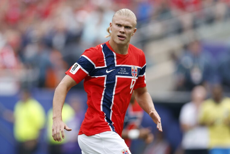 Erling Haaland i Norges røde landsholdstrøje løber på banen under VM-kamp mod Brasilien.