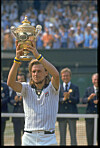 Björn Borg løfter
Wimbledon-trofæet
efter den første sejr
i 1976.