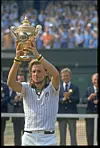 Björn Borg løfter
Wimbledon-trofæet
efter den første sejr
i 1976.